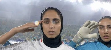 女足亚洲杯焦点战：伊朗女足今天高唱国歌，首发11人集体敬礼！